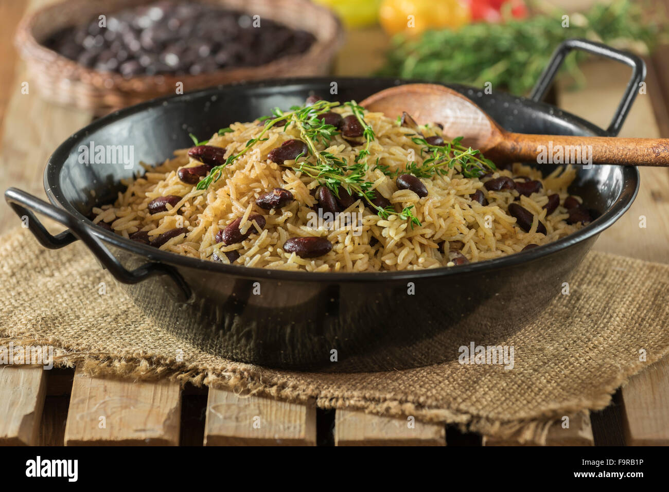 Reis und Erbsen. Karibisches Essen. Stockfoto