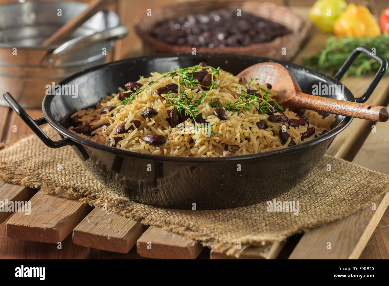Reis und Erbsen. Karibisches Essen. Stockfoto