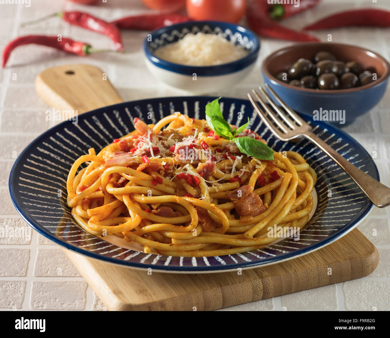 Bucatini all'amatriciana. Pasta mit Speck und Tomatensauce. Italienisches Essen. Stockfoto