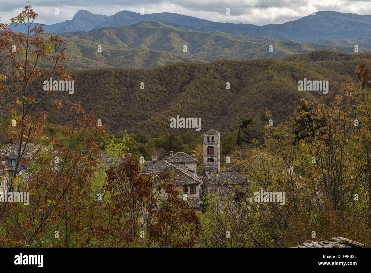 Blick über den alten Zagorian Dorf Dhilopho, Zagori, in den bewaldeten Pindos Gebirge; Epirus, Griechenland. Stockfoto