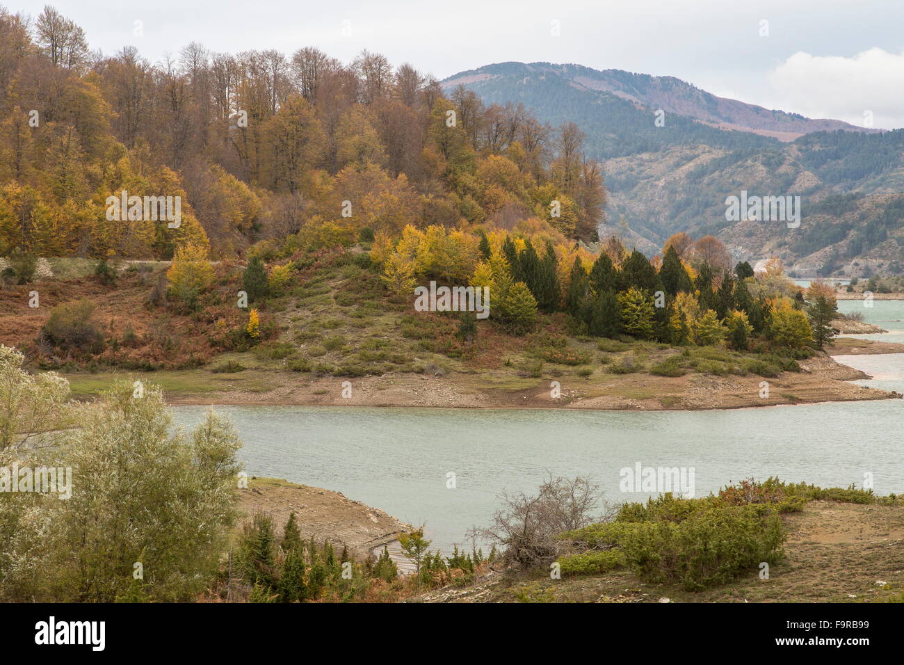 Der Aoos See Stausee im Herbst in den Pindos-Bergen. Epirus, Griechenland. Stockfoto