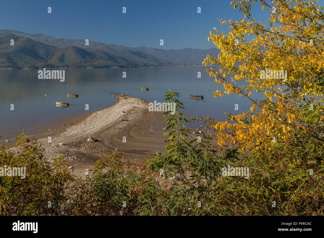 Kerkini See im Herbst, mit Fischerbooten und Boot im Vordergrund;  Nord-Griechenland. Stockfoto