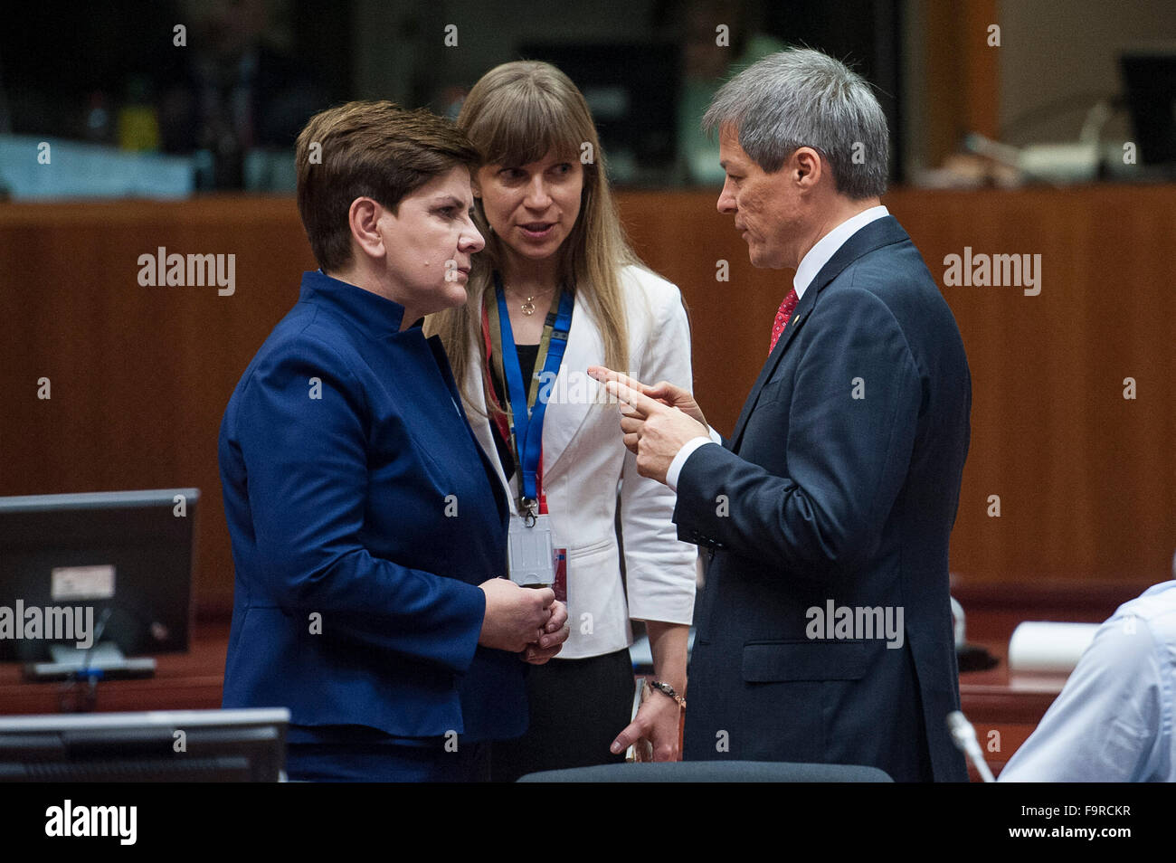 Brüssel, Bxl, Belgien. 18. Dezember 2015. Polnischer Ministerpräsident Beata Szydlo (L) und der rumänische Ministerpräsident Dacian Ciolos vor dem zweiten Tag eines EU-Gipfels in Brüssel, Belgien 18.12.2015 von Wiktor Dabkowski Credit: Wiktor Dabkowski/ZUMA Draht/Alamy Live News Stockfoto