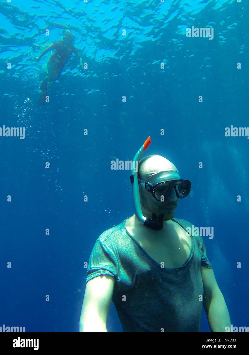 Glatzkopf mit Tauchmaske ein Schnorchel unter Wasser Stockfoto