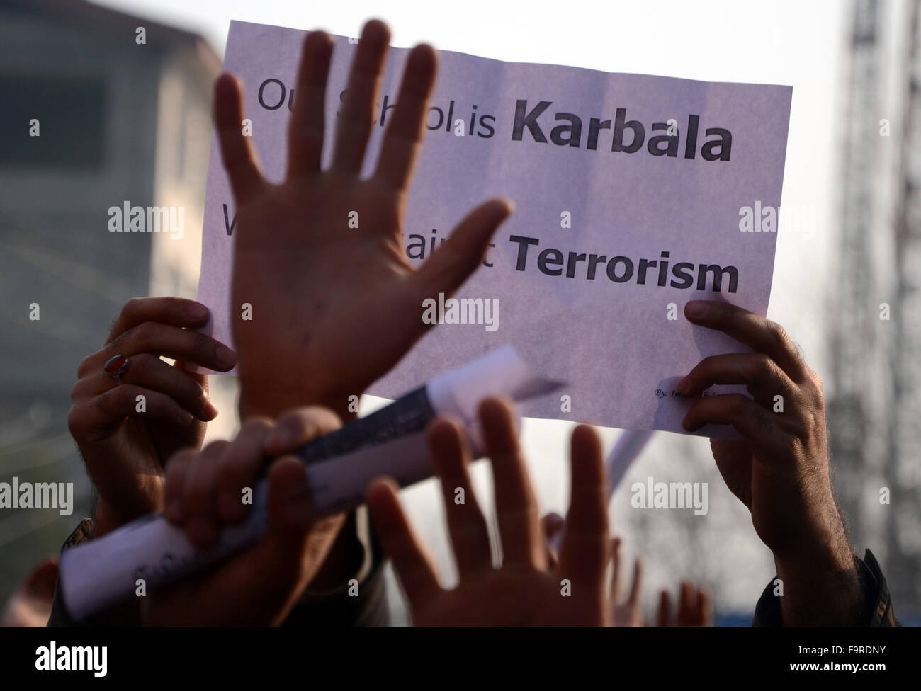 Srinagar, Kaschmir. 18. Dezember 2015. Kashmiri schiitischen muslimische Demonstranten rufen Parolen gegen die nigerianische Regierung und Inhaftierung ihres Führers Ibraheem Zakzaky in Nigeria, nigerianische Soldaten tötete Hunderte schiitischer Muslime dieses Wochenende nach ihrer Gruppe eröffneten das Feuer auf den Konvoi von Nigerias Armeechef, die Shia islamische Bewegung und militärische Berichte Montag Credit sagte: Sofi Suhail/Alamy Live News Stockfoto