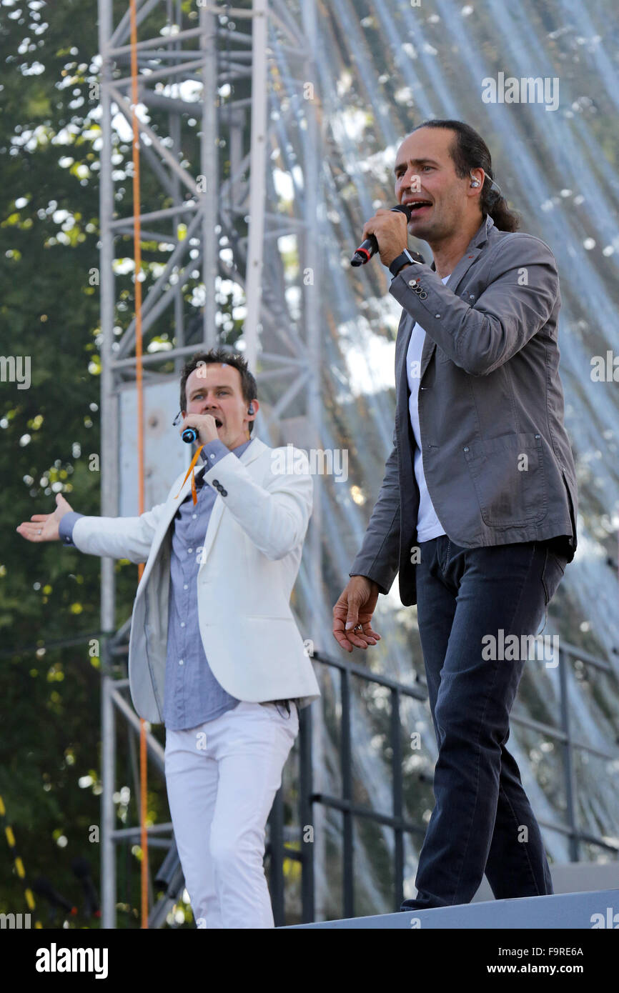 Eddi Edzard Hueneke (rechts) und Niels Olfert der deutschen a-cappella-Gruppe WISE GUYS führt live auf dem 35. Deutschen Evangelischen Kirchentag in Stuttgart, Deutschland, 4. Juni 2015 Stockfoto