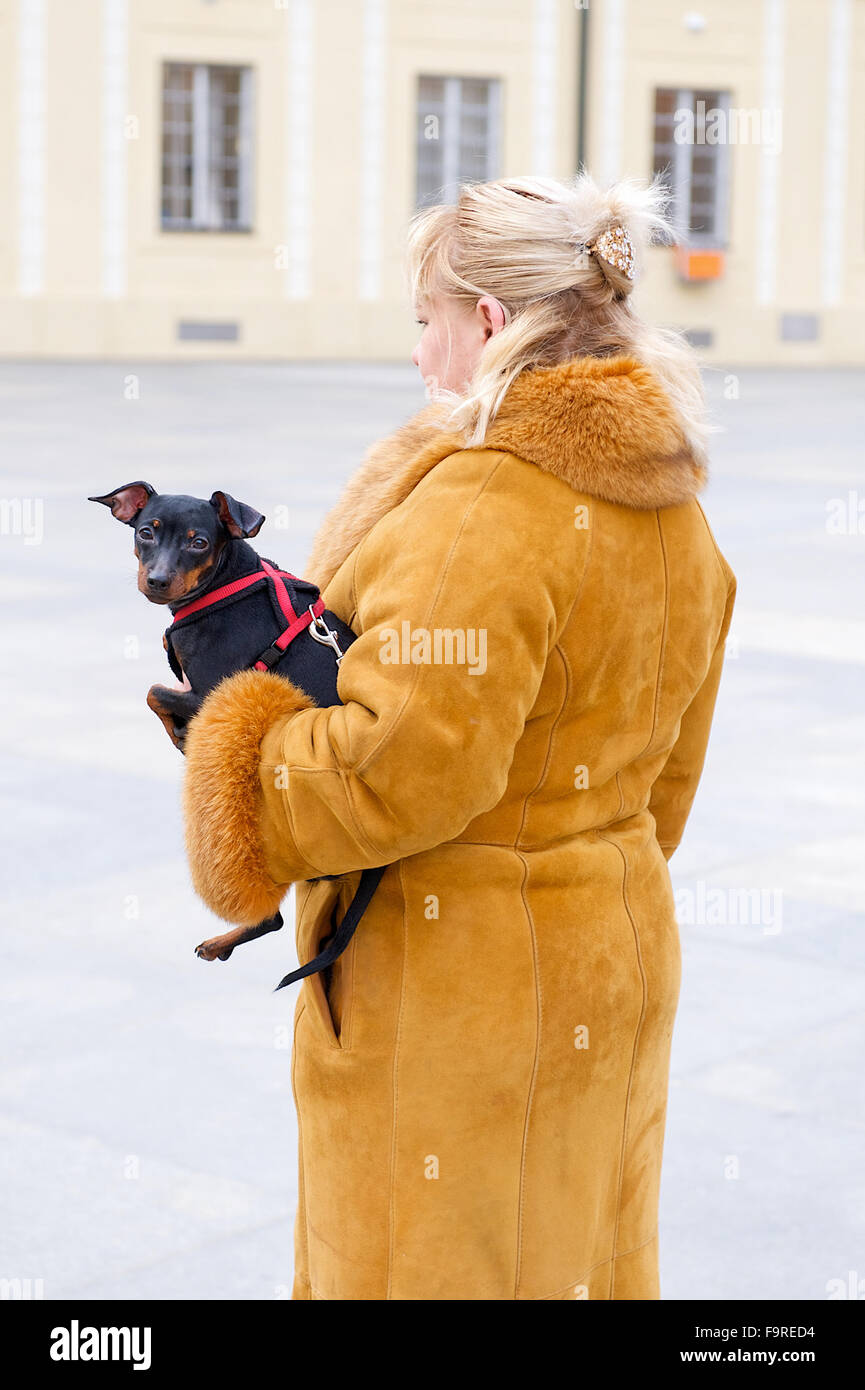 Dame mit einem kleinen Hund außen Prager Burg, Prag, Tschechische Republik Stockfoto