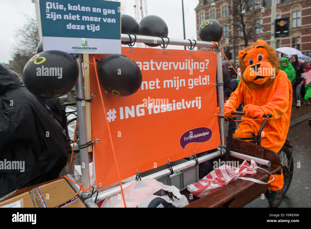 Mehrere tausend Demonstranten zeigte heute (29. November 2015) in Amsterdam gegen die aktuelle Klimapolitik. Nächste Woche beginnt der internationalen Klima-Gipfel in Paris. Stockfoto