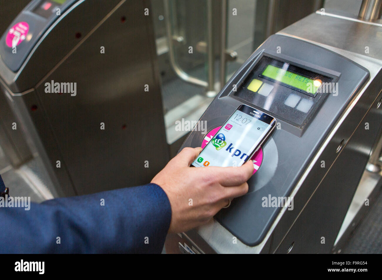 Alle niederländischen Transportunternehmen begann in Zusammenarbeit mit Telefongesellschaften (Vodafone und KNP) ein Experiment, in denen Pendler per Handy mit den öffentlichen Verkehrsmitteln ein-und Auschecken können. Stockfoto