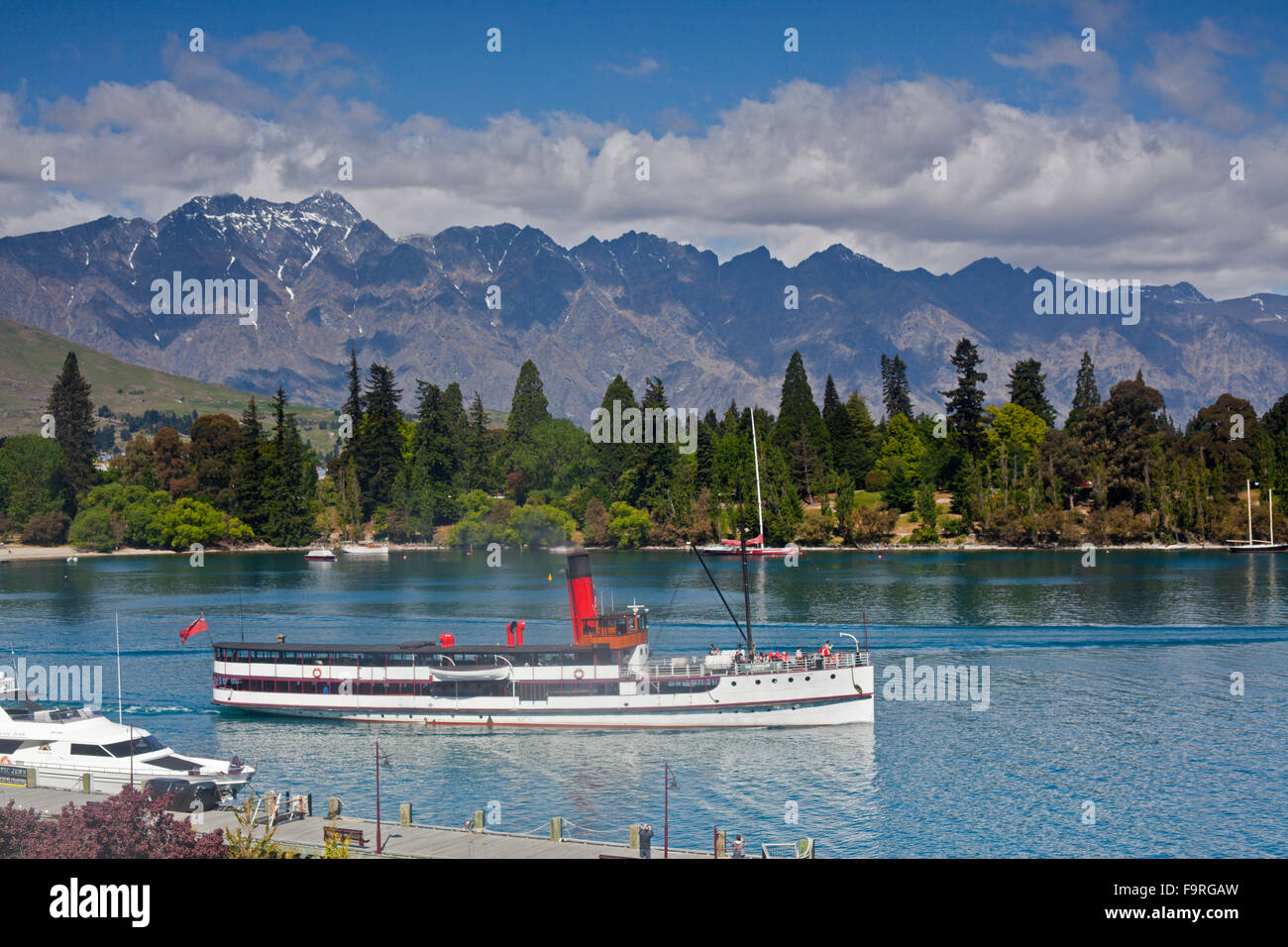 Der Raddampfer SS Earnslaw auf Lake Wakatipu in Queenstown (Māori: Tāhuna) mit der Bergkette The Remarkables Stockfoto