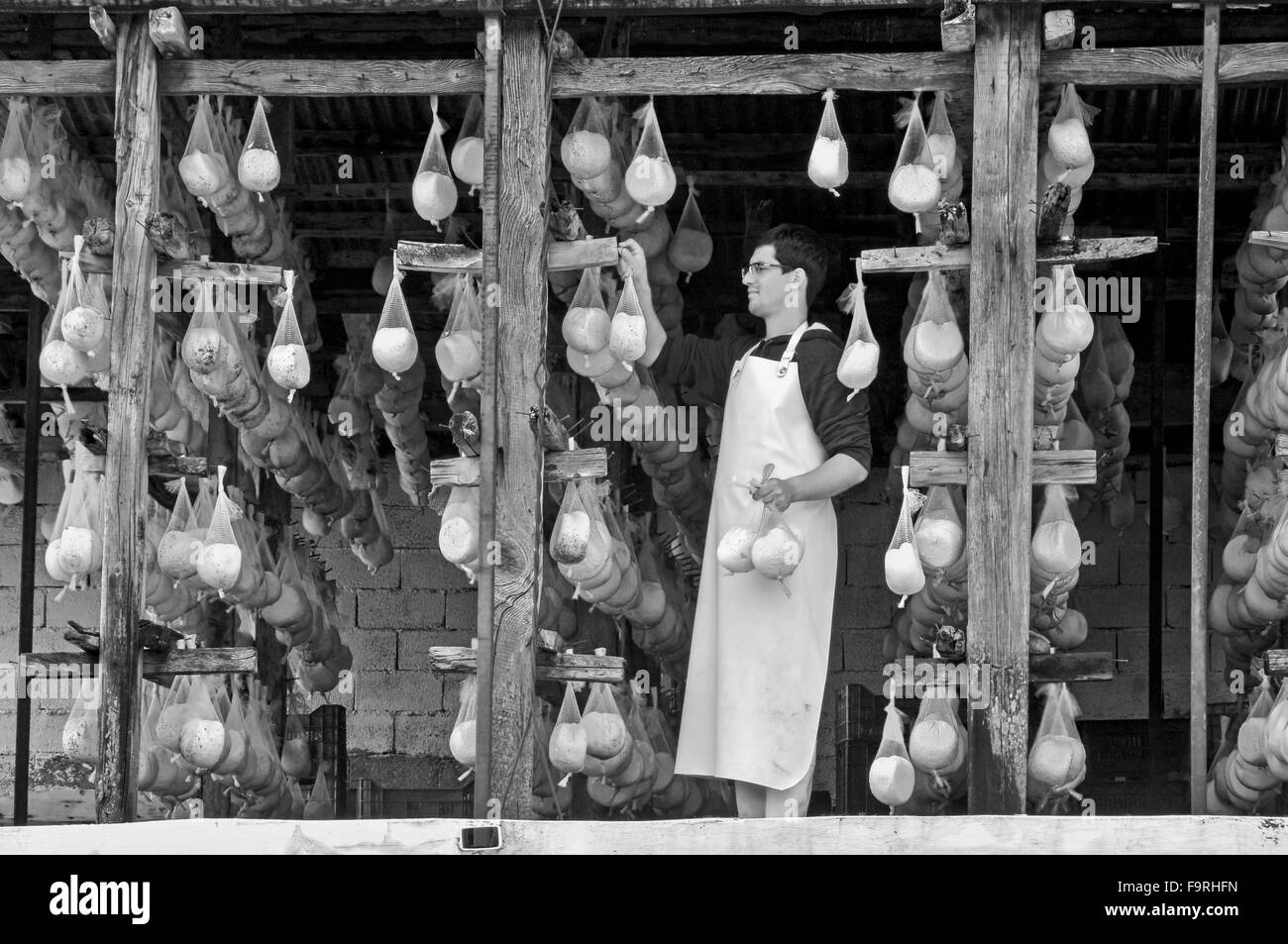 Traditioneller Käse-Milch- und Käseprodukte Maker finden Sie unter Lidoriki bergigen Viehzucht Stadt Fokida Region, Zentral-Griechenland Stockfoto