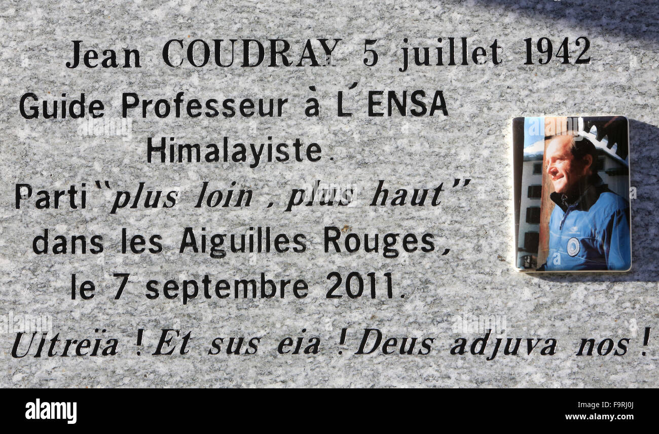 Inschrift auf einem Grabstein: "John Coudray - 5. Juli 1942. Professer Guide ENSA Hymalayiste. " Stockfoto
