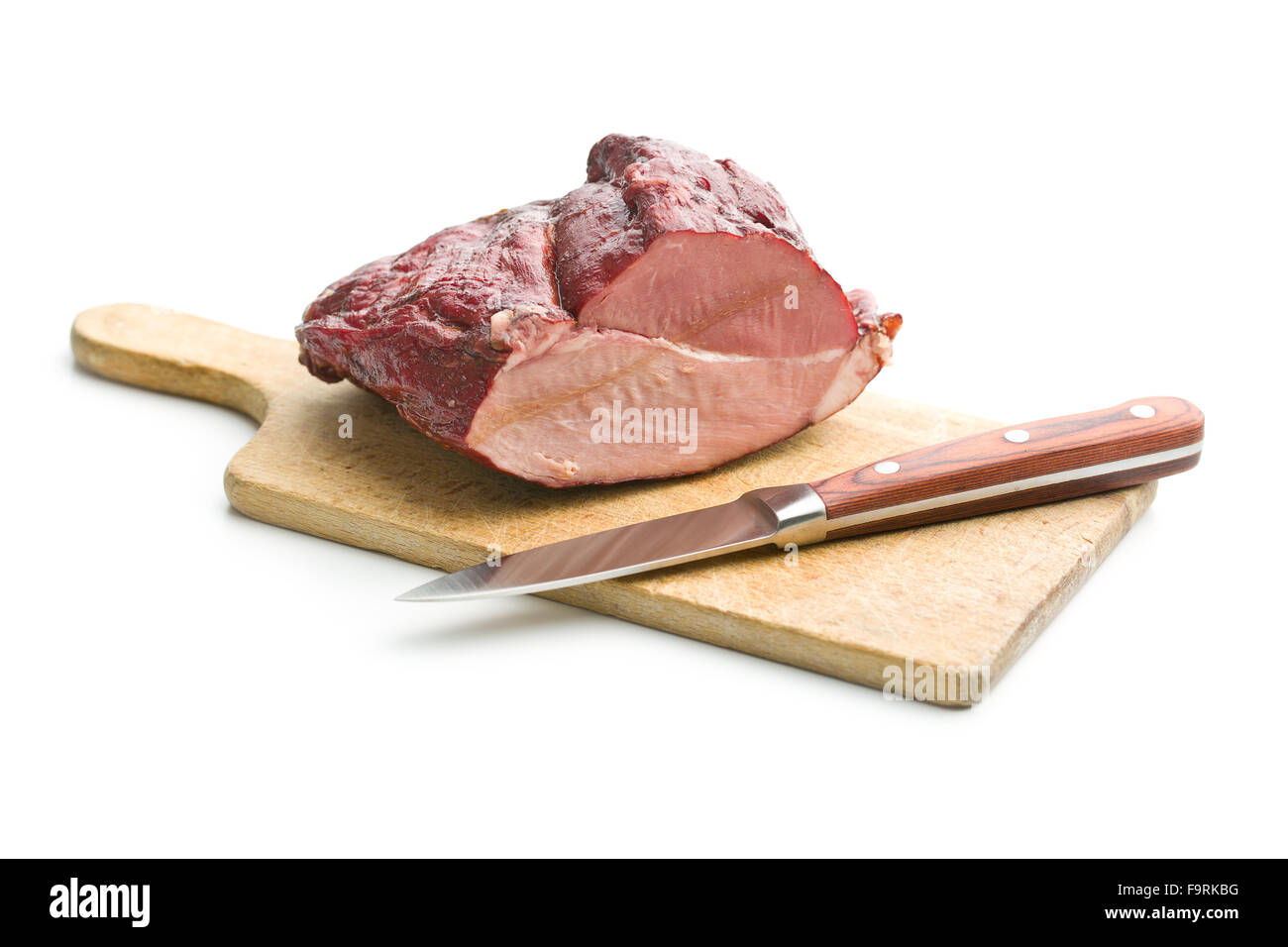 geräuchertes Schweinefleisch und Messer auf Schneidebrett Stockfoto