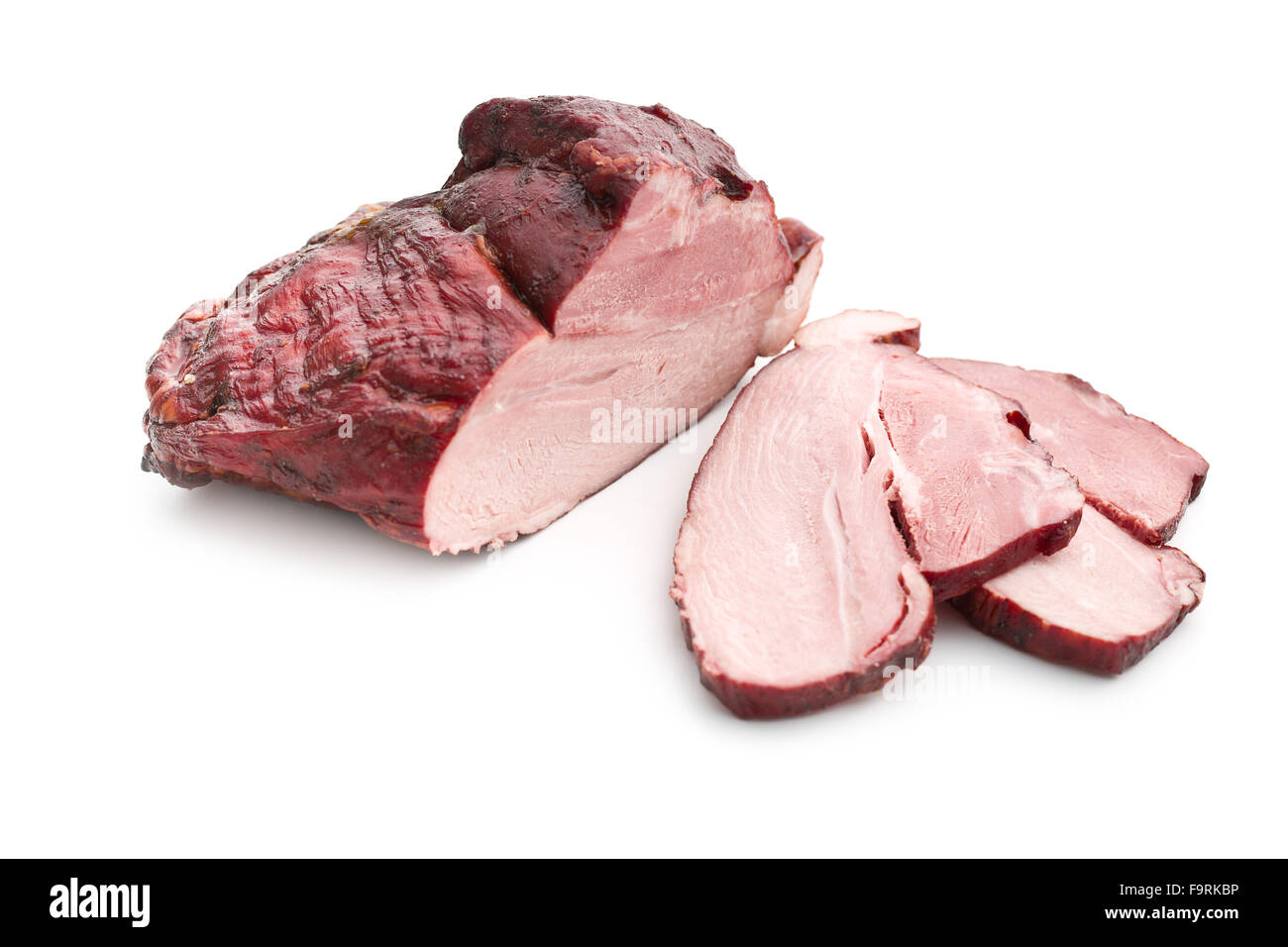 in Scheiben geräuchertem Schweinefleisch auf weißem Hintergrund Stockfoto
