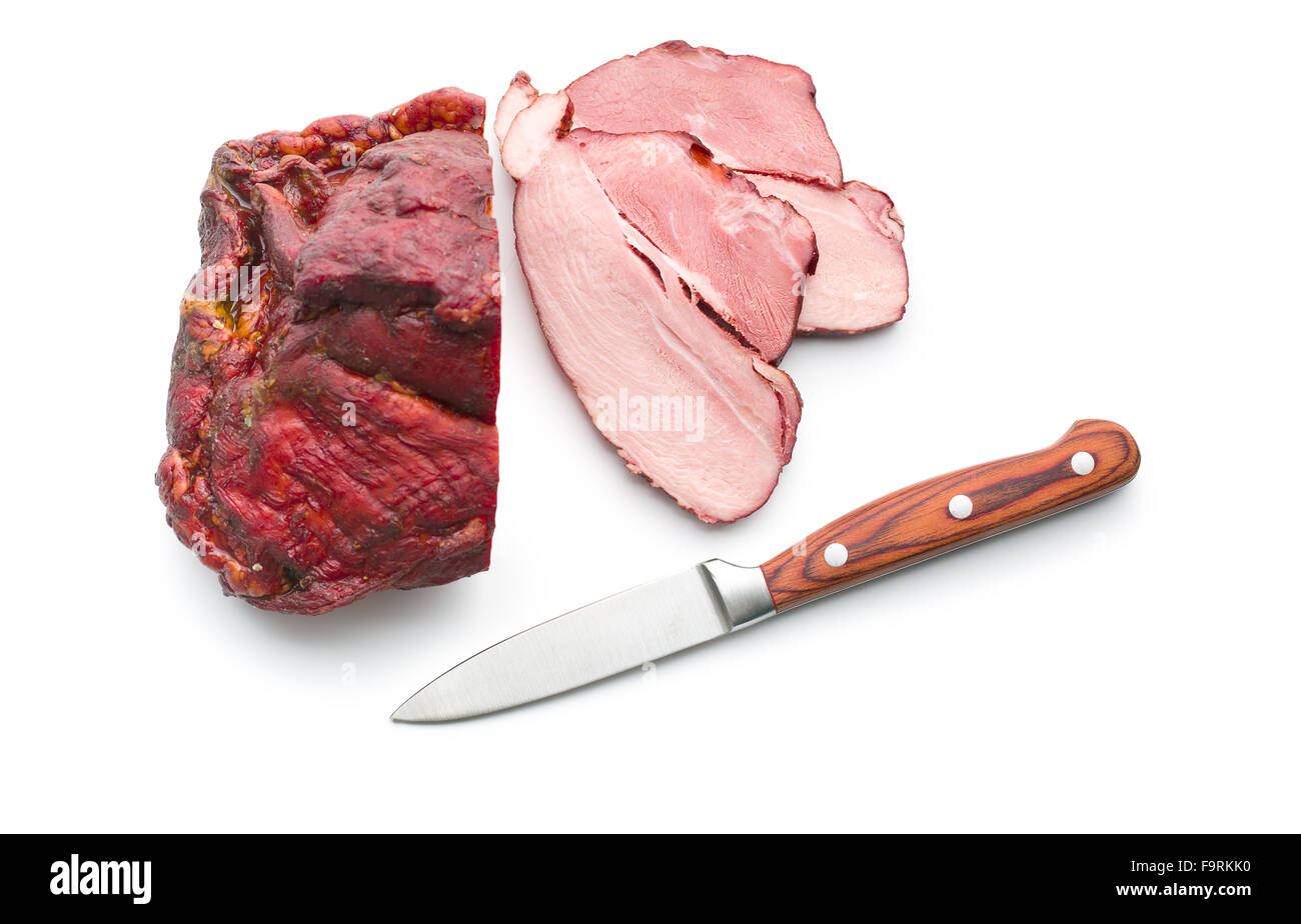 in Scheiben geräuchertem Schweinefleisch auf weißem Hintergrund Stockfoto