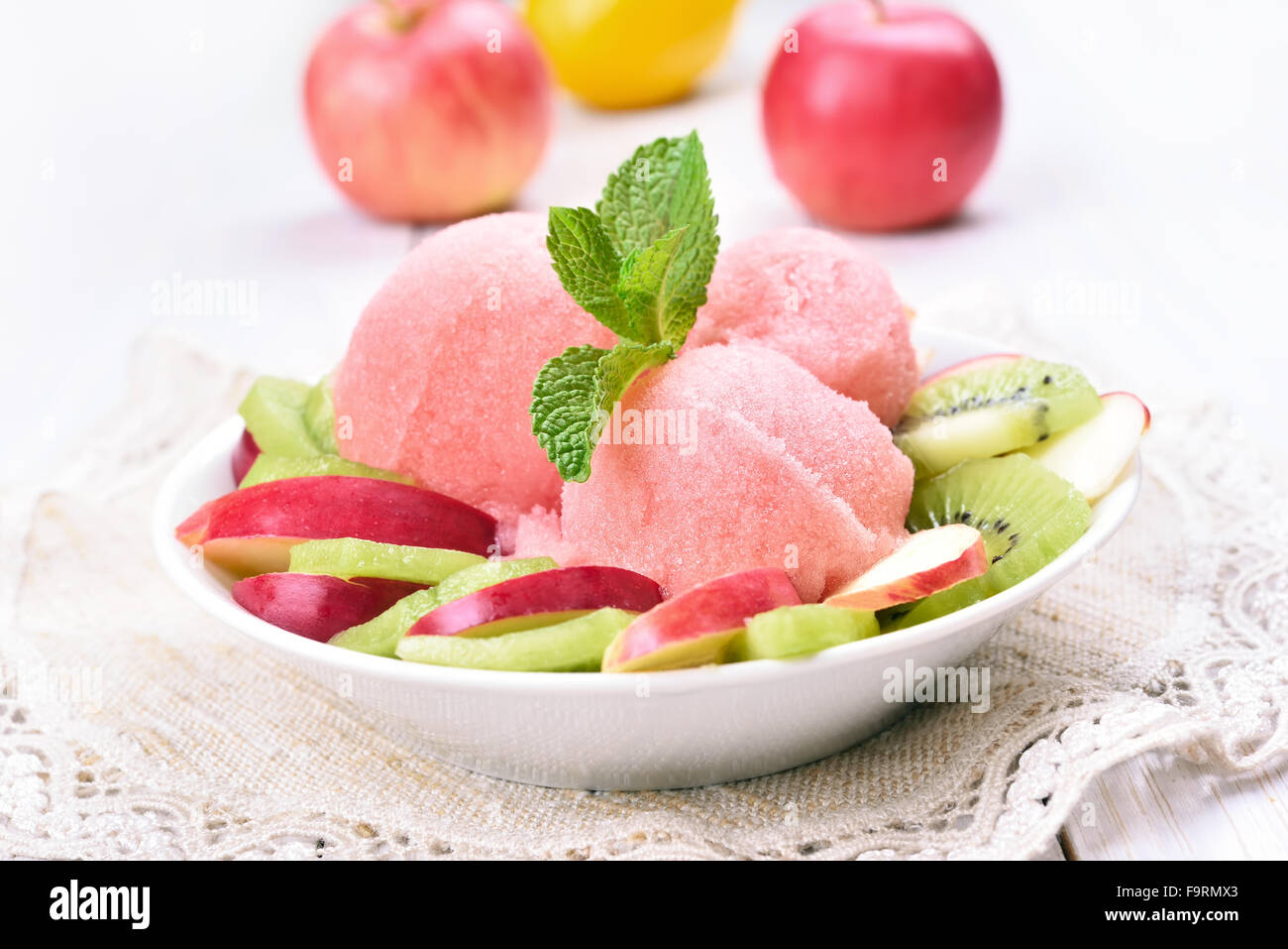 Wassermelonen-Eis und Früchte Slice in Schüssel Stockfoto