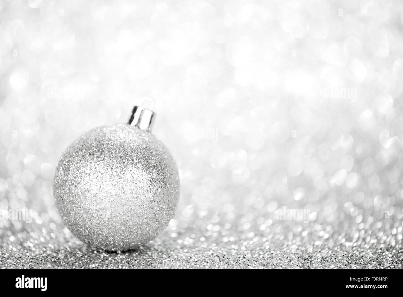 Glitzernde Weihnachten Silberkugel mit glänzenden glitzert Hintergrund Stockfoto
