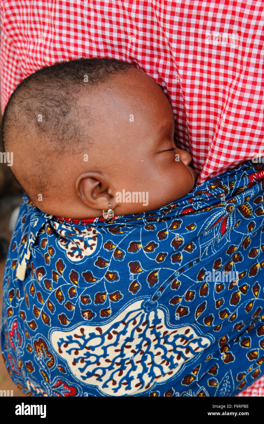 Schlafendes Baby auf Mutters Rücken getragen Stockfoto