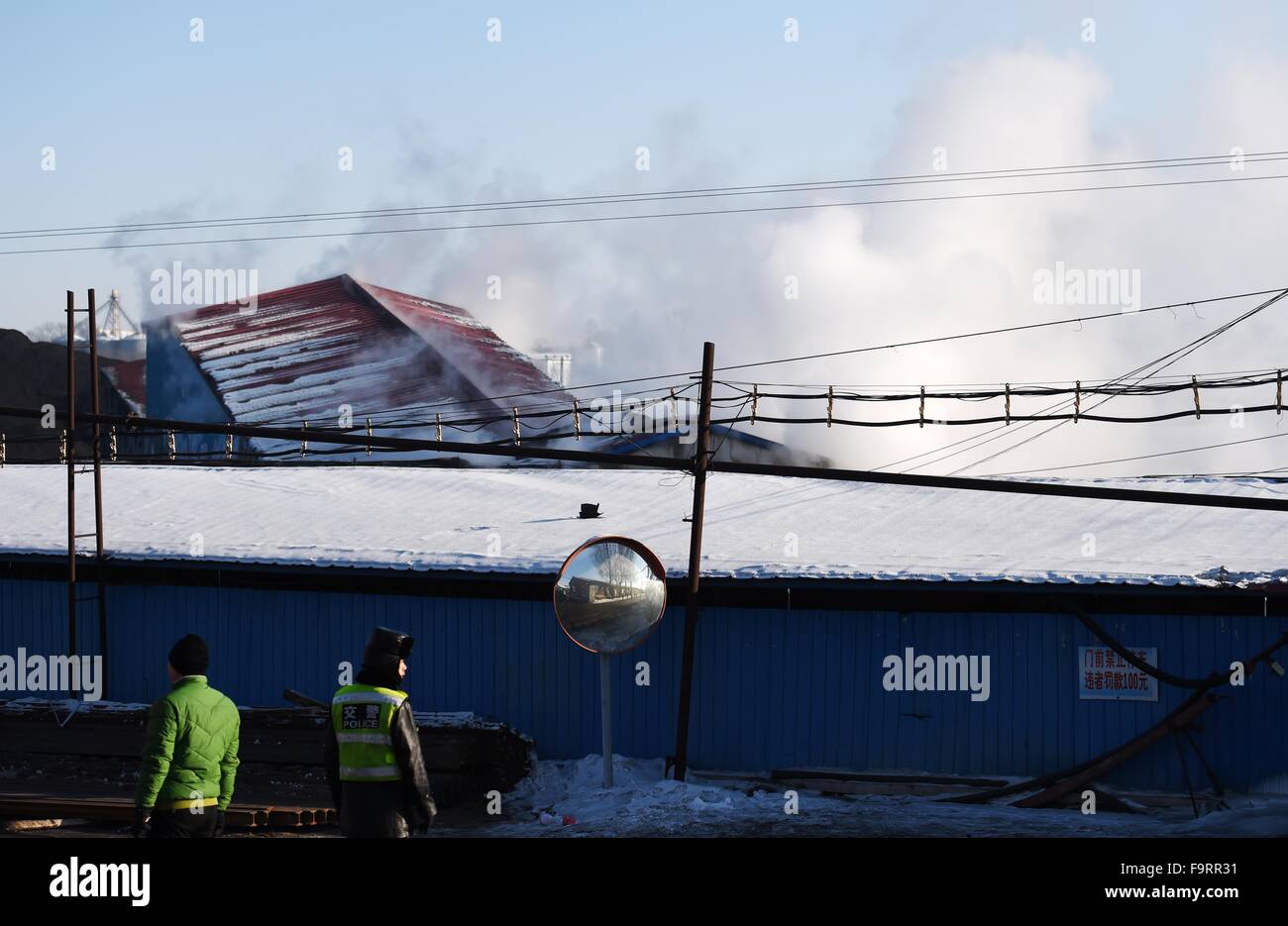 Hegang, Chinas Provinz Heilongjiang. 18. Dezember 2015. Die Welle des Xiangyang Coal Mine rülpst, Gase in Hegang, Nordost-China Provinz Heilongjiang, 18. Dezember 2015. Die 19 Bergleute gefangen in einer Kohlengrube, die nach einer Explosion im Nordosten China haben keine Chance zu überleben aufgrund hoher Mengen an giftigen Gasen und hohen Temperaturen, das Rettungsteam sagte am Freitag. Sicherheits-Experten haben vorgeschlagen, dass der Mund des Bergwerks verschlossen werden, so dass Inertgase gepumpt werden kann, in den Schacht um die Flammen zu löschen. Bildnachweis: Wang Jianwei/Xinhua/Alamy Live-Nachrichten Stockfoto