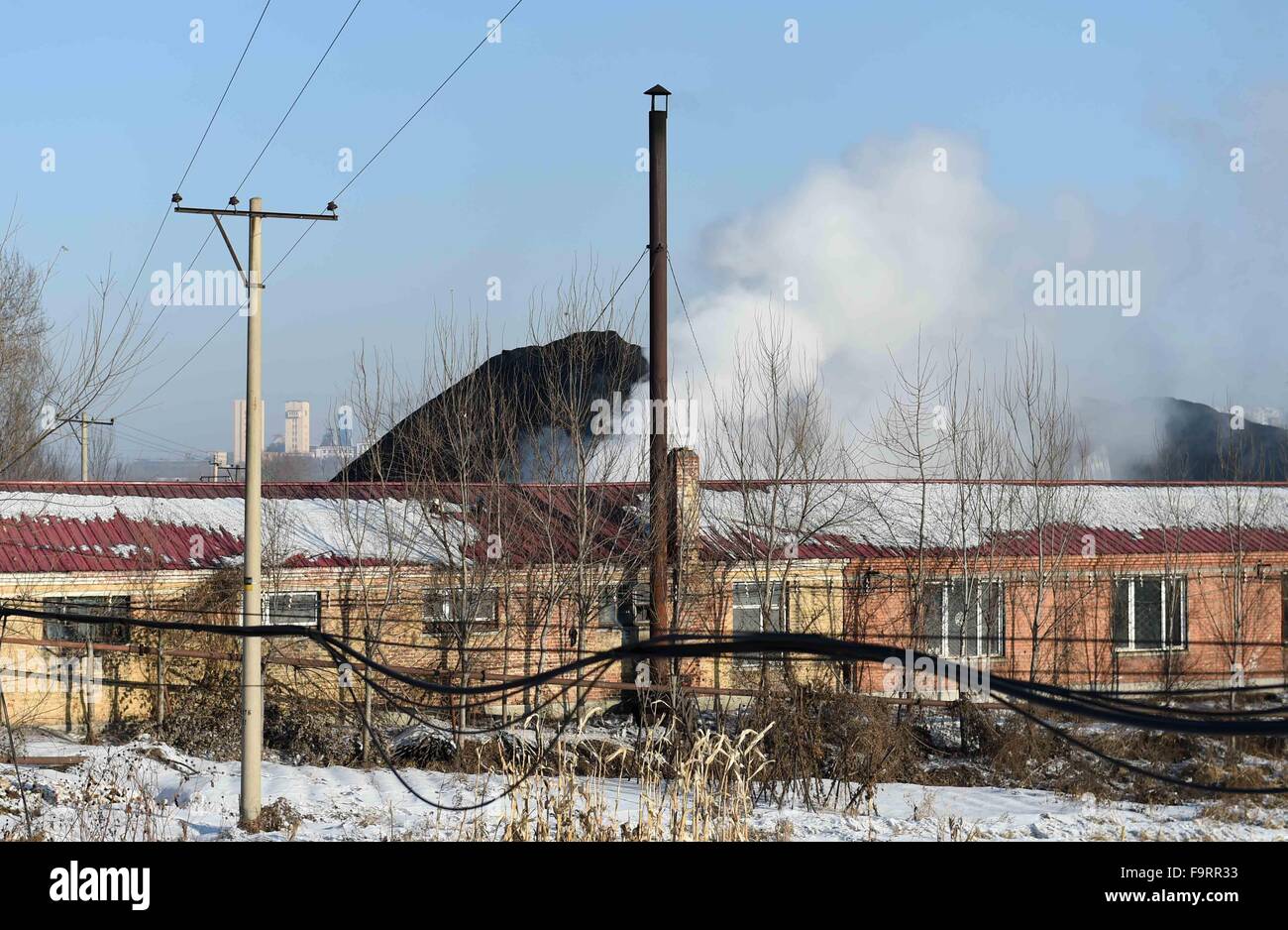 Hegang, Chinas Provinz Heilongjiang. 18. Dezember 2015. Die Welle des Xiangyang Coal Mine rülpst, Gase in Hegang, Nordost-China Provinz Heilongjiang, 18. Dezember 2015. Die 19 Bergleute gefangen in einer Kohlengrube, die nach einer Explosion im Nordosten China haben keine Chance zu überleben aufgrund hoher Mengen an giftigen Gasen und hohen Temperaturen, das Rettungsteam sagte am Freitag. Sicherheits-Experten haben vorgeschlagen, dass der Mund des Bergwerks verschlossen werden, so dass Inertgase gepumpt werden kann, in den Schacht um die Flammen zu löschen. Bildnachweis: Wang Jianwei/Xinhua/Alamy Live-Nachrichten Stockfoto