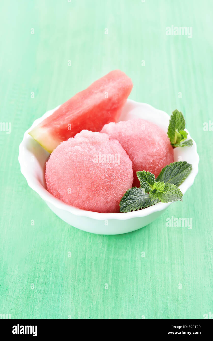 Wassermelonen-Eis und in Scheiben schneiden, in Schüssel Stockfoto