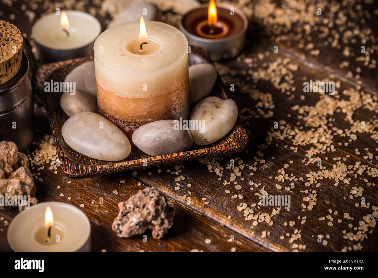 Aromatherapie Kerzen auf dunklem Holz Stockfoto