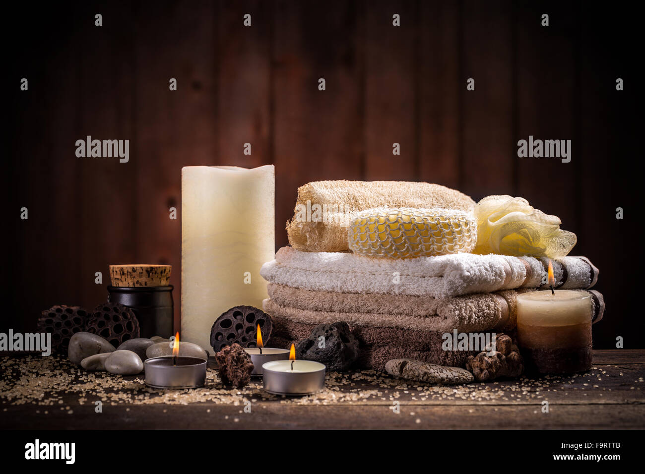Spa-Stillleben mit aromatischen Kerze und Handtuch Stockfoto