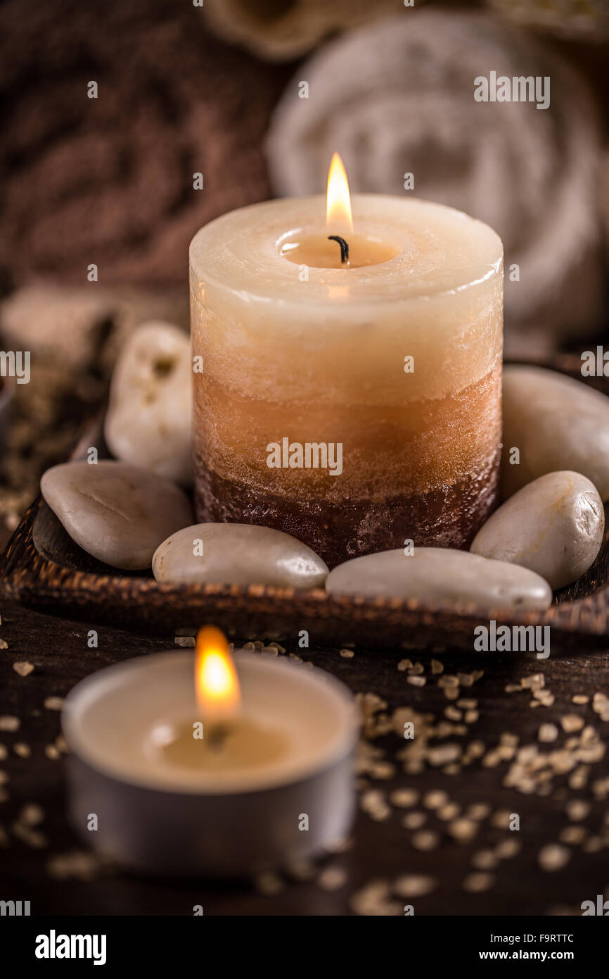 Aromatherapie Kerzen auf dunklem Hintergrund Stockfoto