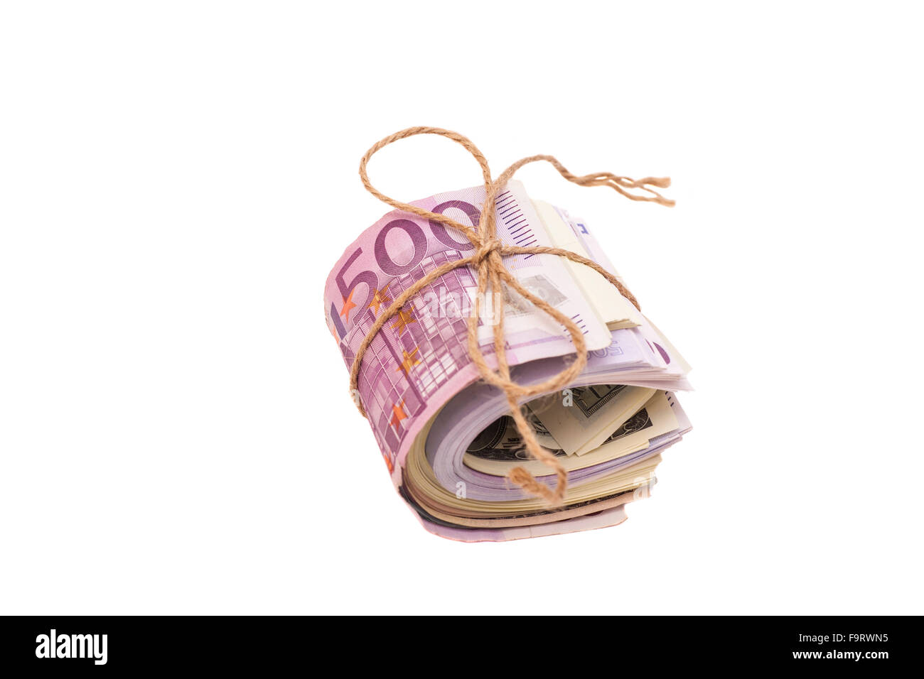 Rolle von Euro und Dollar-Banknoten mit Seil Band, isoliert auf weißem Hintergrund Stockfoto