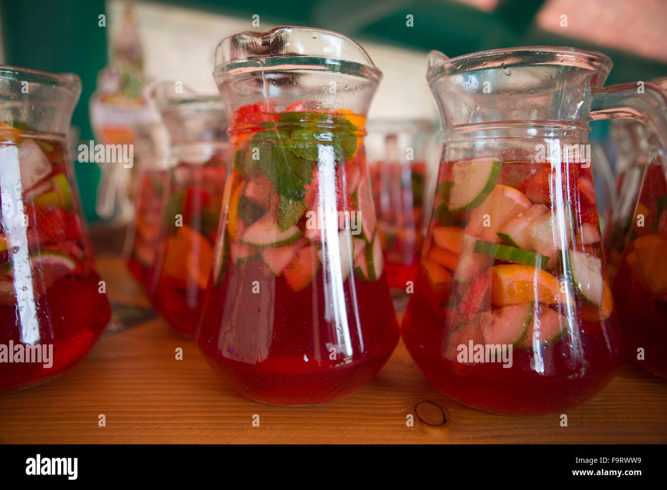 Pimms und Limonade trinken Krug Glas Gläser erfrischende Frucht alkoholische Alkoholgetränke frischer Minze Gin basiert groß lange cocktail coc Stockfoto