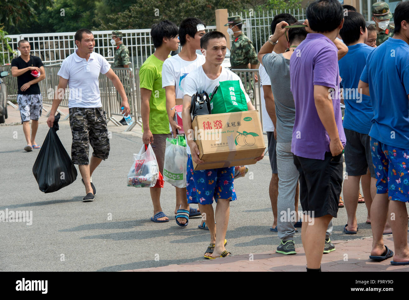 Tianjin Explosion folgen Menschen versammeln sich rund um das Schullandheim dorthin temporäre ID Karten, wie sie gezwungen werden, durch die Stockfoto