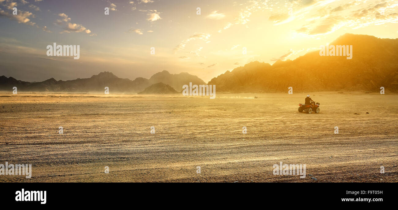 Sandy-Feld in der Wüste von Ägypten bei Sonnenuntergang Stockfoto