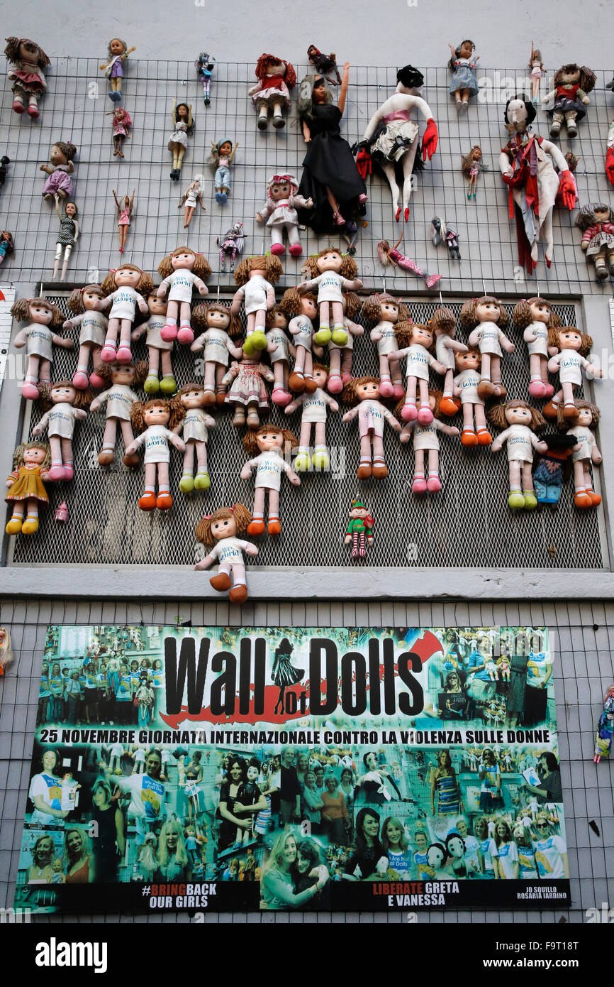 Wand der Puppen-Ausstellung in Mailand zur Sensibilisierung für die  zunehmende Gewalt gegen Frauen Stockfotografie - Alamy