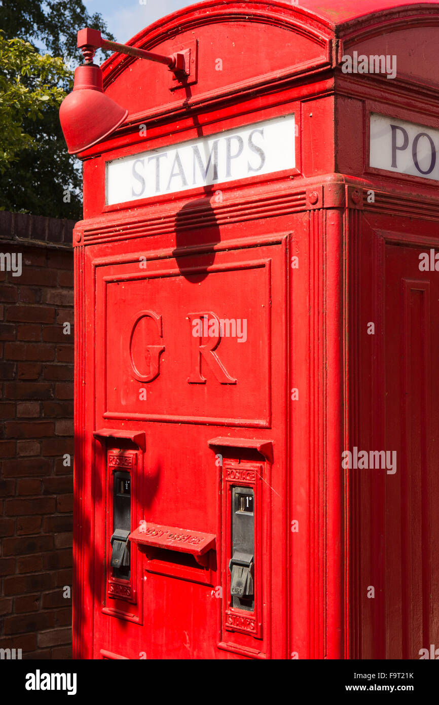 Großbritannien, England, Worcestershire, Bromsgrove, Avoncroft Museum, National Telefon Kiosk Collection, Post Seite 1927 K4 Telefon box Stockfoto