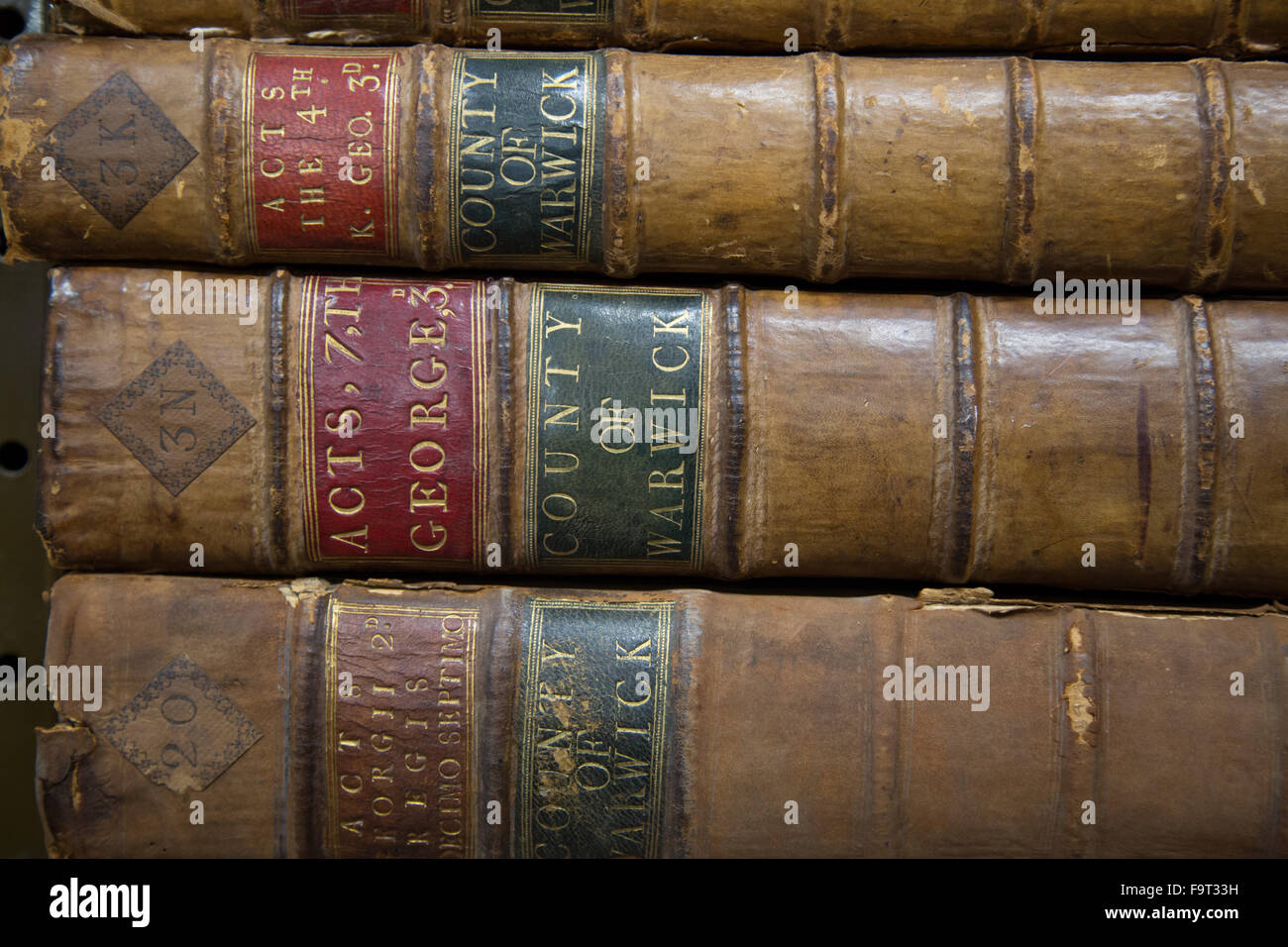 Juristische Fachbücher und auf Regalen in einem Datensatz gespeicherten Dateien Stockfoto