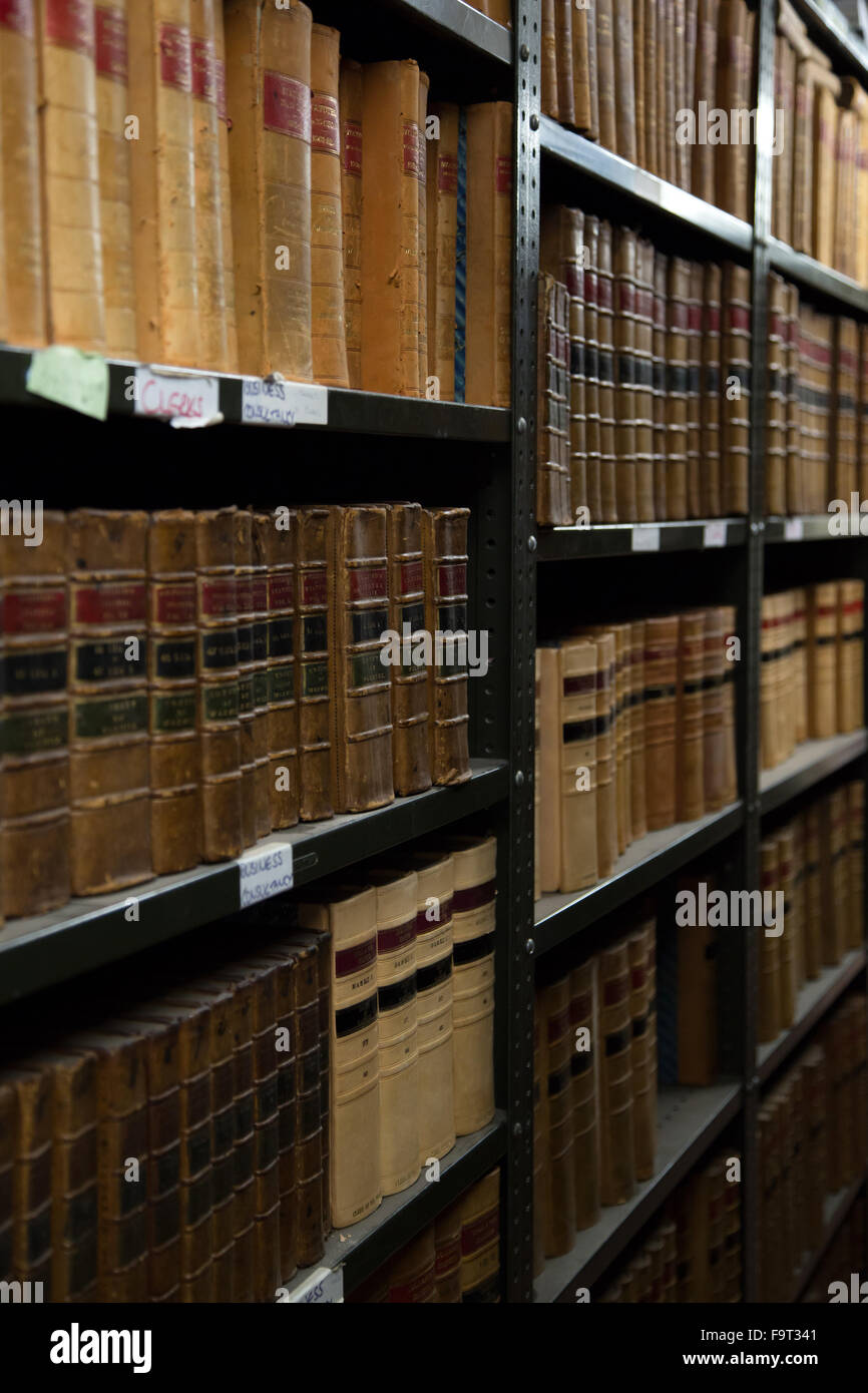 Juristische Fachbücher und auf Regalen in einem Datensatz gespeicherten Dateien Stockfoto