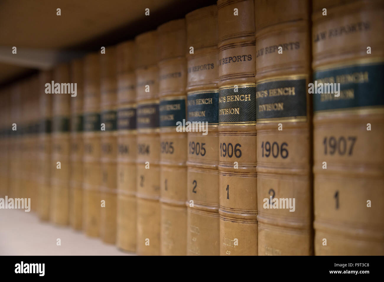 Juristische Fachbücher und auf Regalen in einem Datensatz gespeicherten Dateien Stockfoto