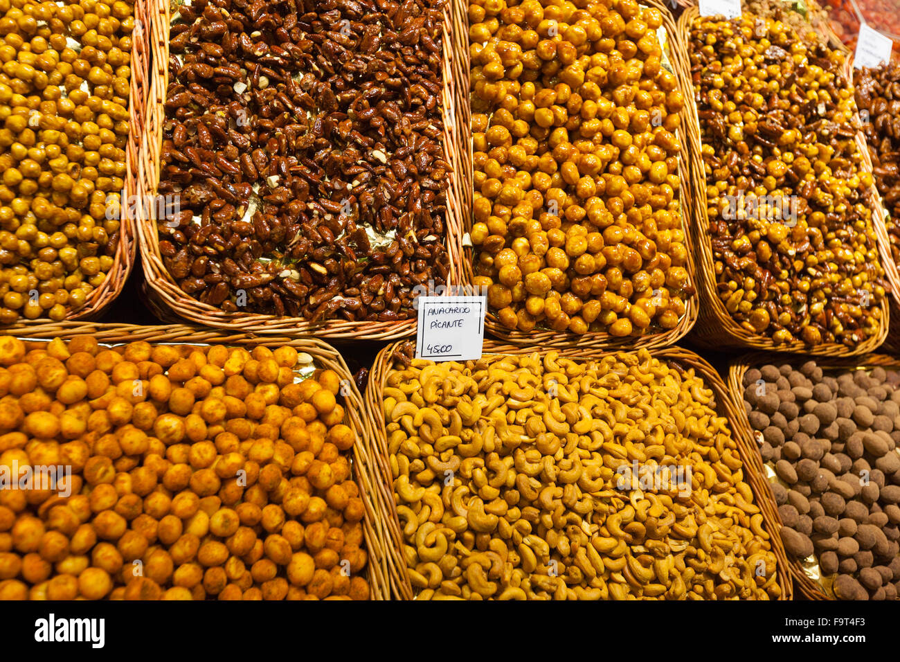 Süße Muttern am Schalter am spanischen Markt Stockfoto