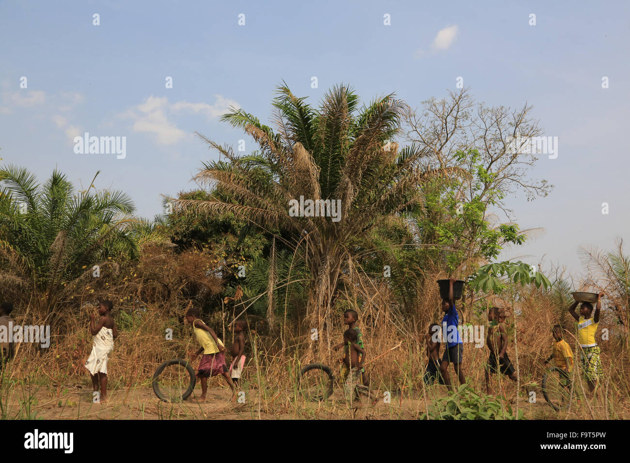 Afrikanische Kinder Wasserholen. Stockfoto