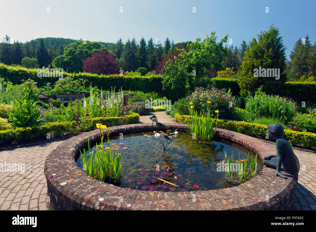 Die kreisförmige Zierteich im Garten Potager (eine kombinierte Blume & Gemüsegarten) bei RHS Rosemoor, Devon, England, UK Stockfoto