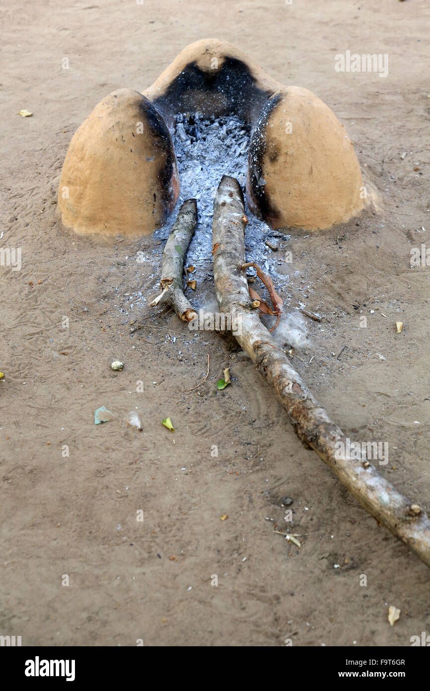 Afrikanische traditionelle Kamin zum Kochen und Heizen Wasser. Stockfoto