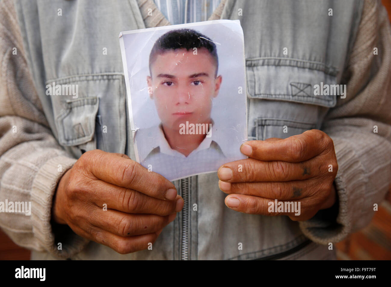 Teffaha Rahimi hält ein Bild seines Sohnes Belhassem Rahimi, einem jungen Tunesier, die ich während seiner illegalen Migration verschwunden Stockfoto