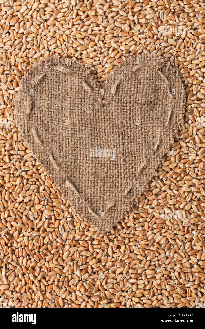 Rahmen in der Form des Herzens von Sackleinen mit Weizen, mit Platz für Ihren text Stockfoto