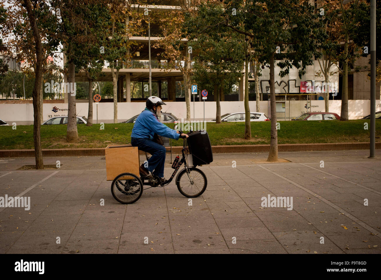 Barcelona, Katalonien, Spanien. 18. Dezember 2015. Rafael geht auf das 18. Dezember 2015 durch die Straßen von El Besos Viertel in Barcelona mit einem Lautsprecher an seinem Fahrrad befestigt und riefen Parolen für Menschen zu gehen, am nächsten Sonntag zu stimmen. Rafael ist nicht zur Abstimmung einer Partei in Beton, verlangt er fragt man etwas tun, um sein Leben zu verbessern (sagte er). El Besos Stadtteil in Barcelona hat eine der am stärksten betroffen von der Finanzkrise der letzten Jahre, die Arbeitslosenquote steigt auf 22 Prozent und hat einen der das niedrigste pro-Kopf-Einkommen der Stadt. Die politische Partei Barcelona En Com Stockfoto