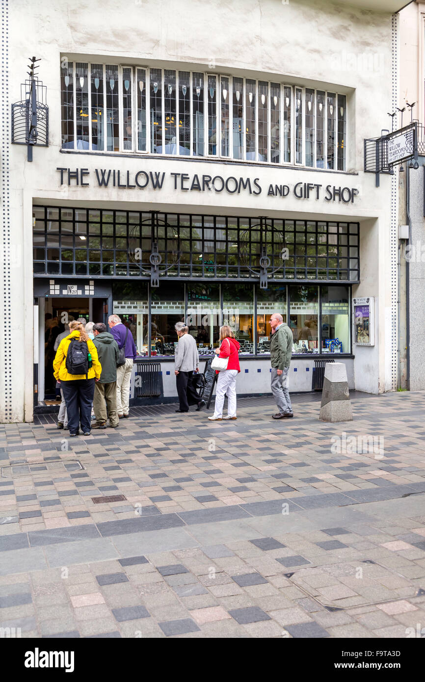 Eine Gruppe von Touristen vor dem ehemaligen Willow Tearooms and Gift Shop in der Sauchiehall Street im Stadtzentrum von Glasgow, Schottland, Großbritannien Stockfoto