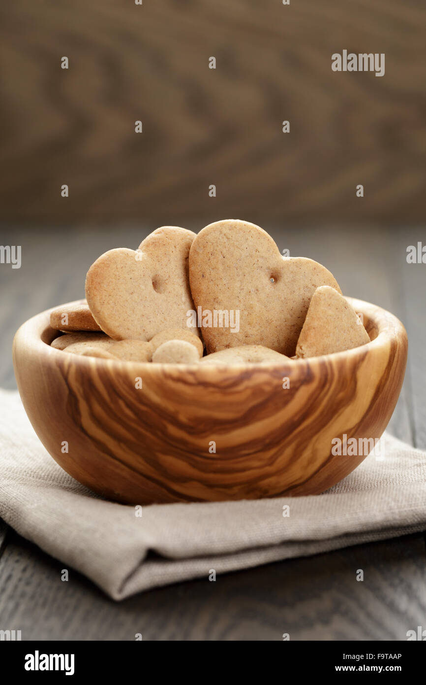 Herzkekse für den Valentinstag in Olivenöl Schüssel Stockfoto