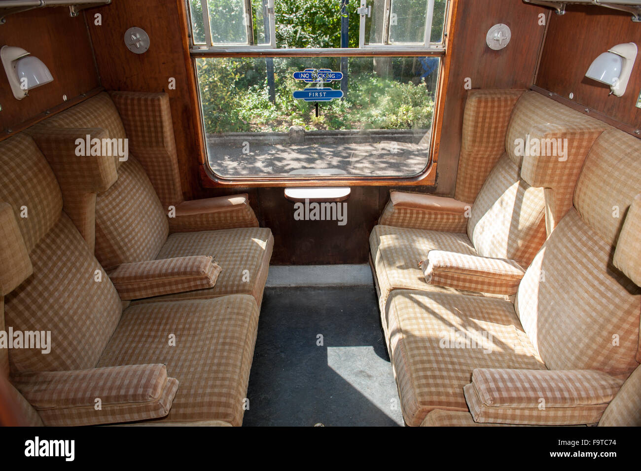 Im Inneren ein Vintage British Passagier Zug Wagen mit Sitzgelegenheiten Stockfoto