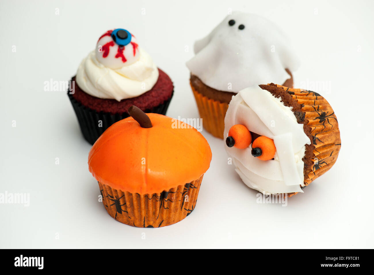 Nahaufnahme von vier dekorierten Halloween Cupcakes Stockfoto