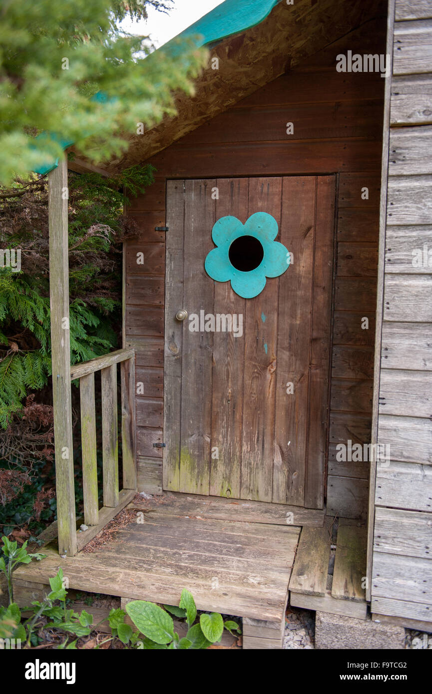 Kleine hölzerne Tür auf eine äußere Spielhaus Stockfoto