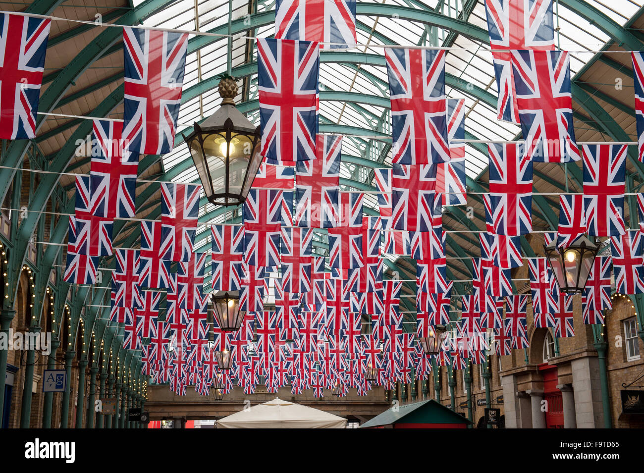 British Union Jack-Flagge Wimpel hängen in großen öffentlichen Raum Stockfoto